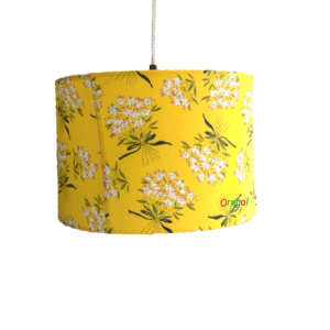 Lámpara amarilla con flores